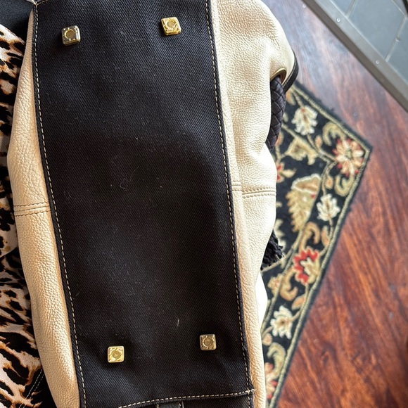 Kenneth Cole Reaction Black and Cream lea Shoulder Bag with Drawstring Design - Picture 5 of 8